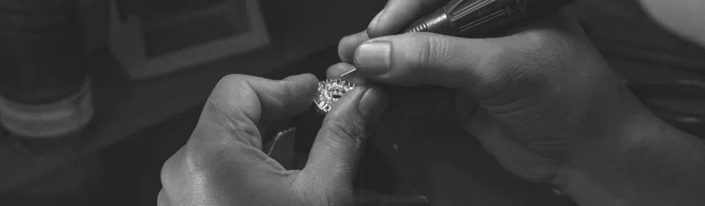 Qu’est-ce que le dessertissage d’un bijou ?