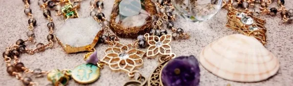 Financer un voyage grâce à ses vieux bijoux