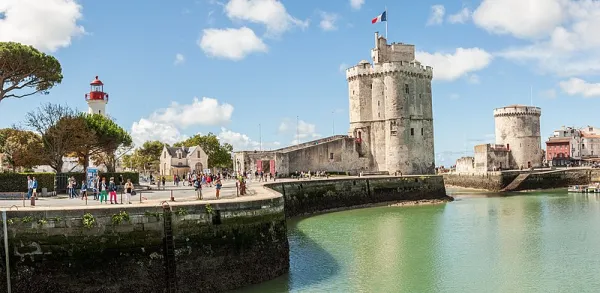 Après Rochefort et Saintes s’installe à La Rochelle