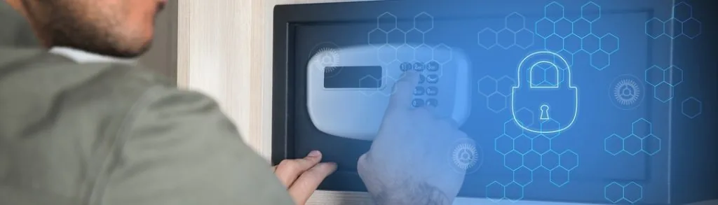 Homme ouvrant un coffre-fort électronique à code digital