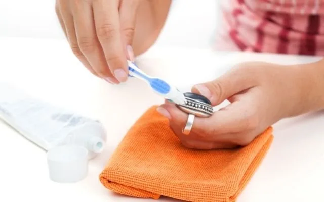 Nettoyage de bijou en argent avec une brosse à dent