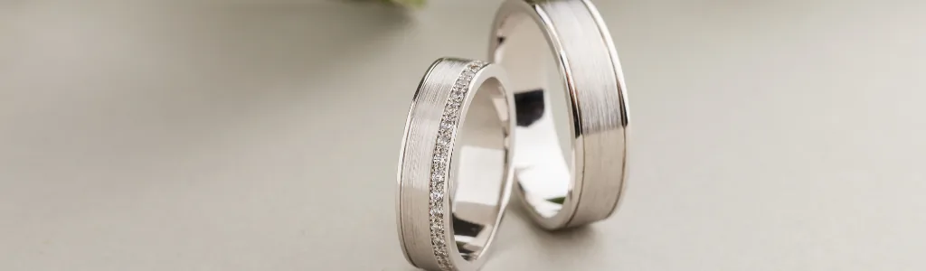 Alliances en or blanc et diamants