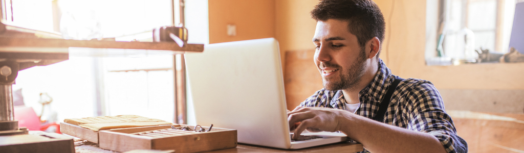 Jeune homme travaillant sur un ordinateur