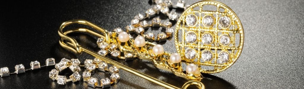 Bijoux en or et broche avec diamants
