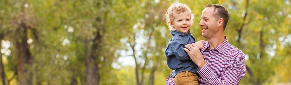 Homme tenant un enfant dans ses bras