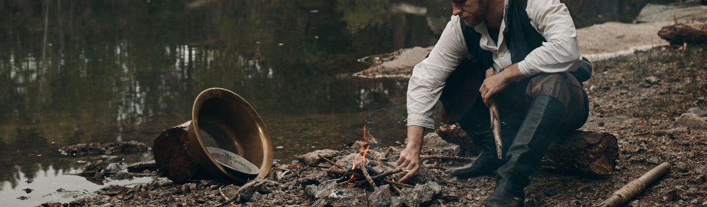 Illustration d'un orpailleur au XIXème siècle, cherchant de l'or dans une rivière