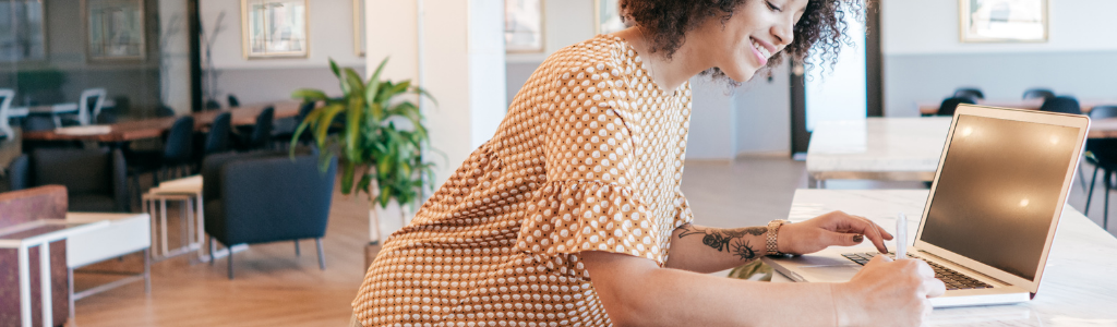 Jeune femme vendant ses bijoux sur internet