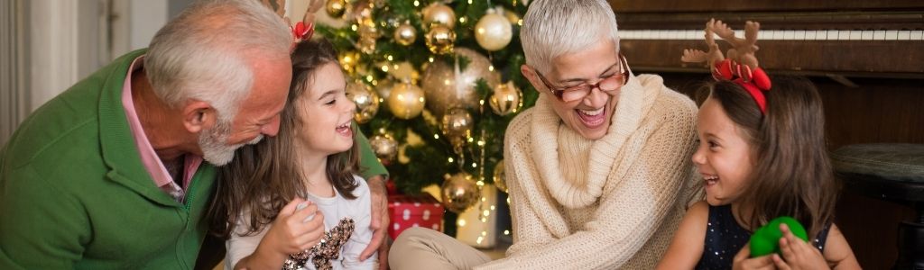 Grands-parents offrant des cadeaux à leurs petites filles