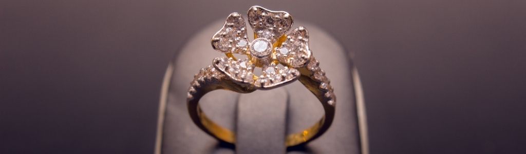 Bague en or en forme de fleur