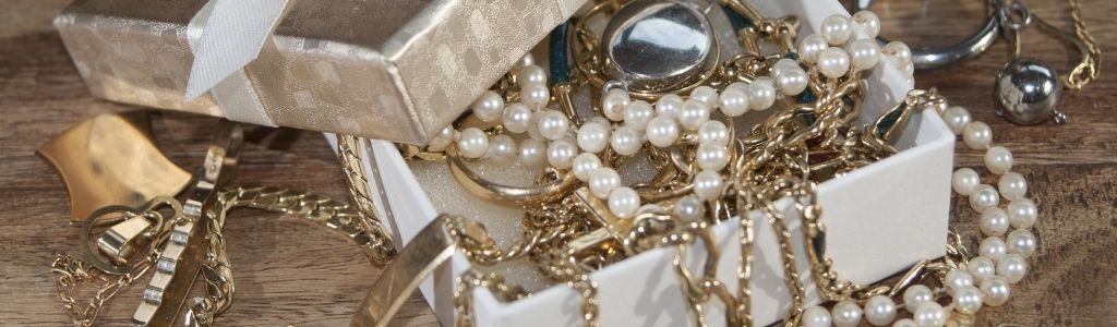 Bijoux anciens dans une boite