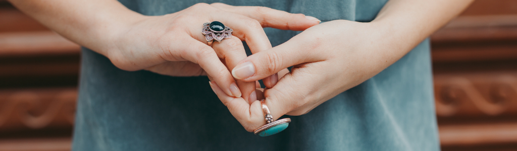 Femme portant des bijoux